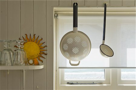 passoire - Passoire émail et louche accroché dans la cuisine de maison de plage blanc Photographie de stock - Rights-Managed, Code: 700-03290129