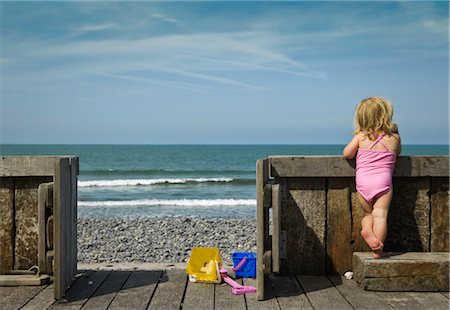 sommerurlaub - Fille regardant l'océan Photographie de stock - Rights-Managed, Code: 700-03290130