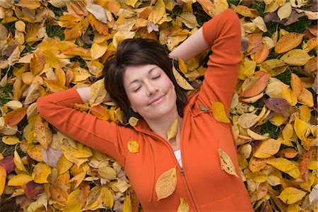 frische luft - Frau liegend auf Herbst Blätter Stockbilder - Lizenzpflichtiges, Bildnummer: 700-03290241