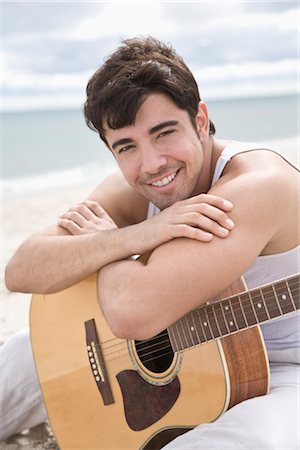 Portrait d'un homme avec une guitare Photographie de stock - Rights-Managed, Code: 700-03290261