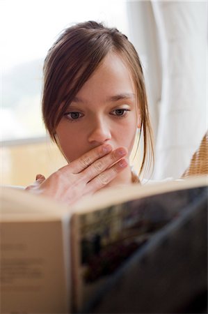 suspense - Teenage Girl Reading Book Foto de stock - Con derechos protegidos, Código: 700-03333125