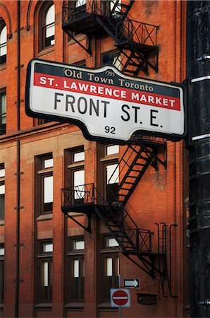 flatiron building toronto - Rue signe et Gooderham Building, Toronto, Ontario, Canada Photographie de stock - Rights-Managed, Code: 700-03333523