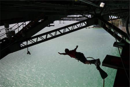 Bungee Jumping from Auckland Harbour Bridge, Auckland, North Island, New Zealand Foto de stock - Direito Controlado, Número: 700-03333611