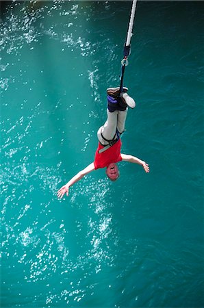 simsearch:700-03333697,k - Saut à l'homme sur le pont suspendu Kawarau près de Queenstown, île du Sud, Nouvelle-Zélande Photographie de stock - Rights-Managed, Code: 700-03333704