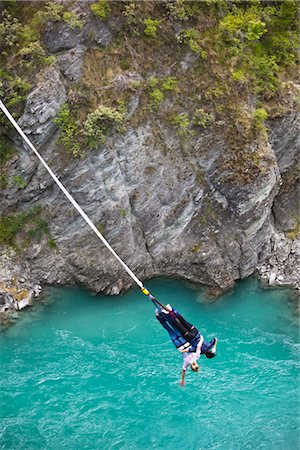 Saut à l'élastique sur le pont suspendu Kawarau près de Queenstown, île du Sud, Nouvelle-Zélande Photographie de stock - Rights-Managed, Code: 700-03333702