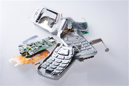 destruction - Téléphone portable cassé et brisé Photographie de stock - Rights-Managed, Code: 700-03368691