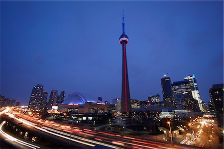 rogers centre - CN Tower Lit With the Colours of the Haitian Flag, Toronto, Ontario, Canada Foto de stock - Con derechos protegidos, Código: 700-03368731