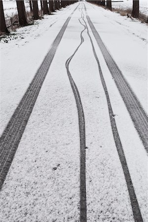 Chemins de roulement sur la neige Photographie de stock - Rights-Managed, Code: 700-03361599