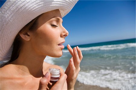 sunscreen - Femme appliquant baume pour les lèvres Photographie de stock - Rights-Managed, Code: 700-03392490