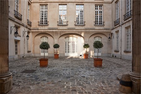 potted plants on stones - Sun Shining on Courtyard, Marais, Paris, France Stock Photo - Rights-Managed, Code: 700-03404636