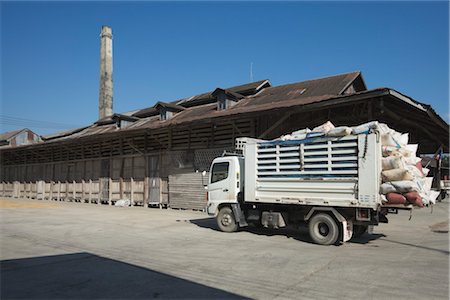 Camion et moulin à riz, Mae Chan, Province de Chiang Rai, Thaïlande Photographie de stock - Rights-Managed, Code: 700-03405575