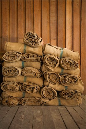 simsearch:700-03405572,k - Piles de sacs de jute Photographie de stock - Rights-Managed, Code: 700-03405572