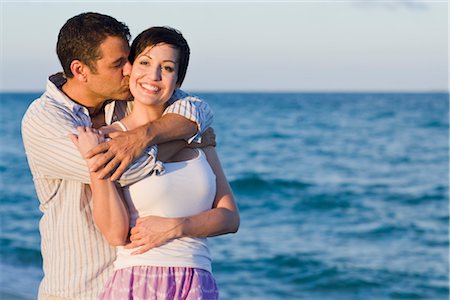 senior people model release outdoors not caucasian - Couple embrassant sur la plage Photographie de stock - Rights-Managed, Code: 700-03407271