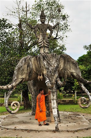 soutane - Moine en face de la Statue de Bouddha Park, Province de Vientiane, Laos Photographie de stock - Rights-Managed, Code: 700-03407617