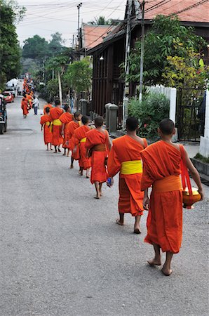 file (colonne) - Moines bouddhistes recueillir des aumônes, Luang Prabang, Laos Photographie de stock - Rights-Managed, Code: 700-03407724