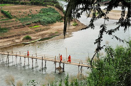 Mönche Crossing Brücke über Nam Khan Fluss, Luang Prabang, Laos Stockbilder - Lizenzpflichtiges, Bildnummer: 700-03407741