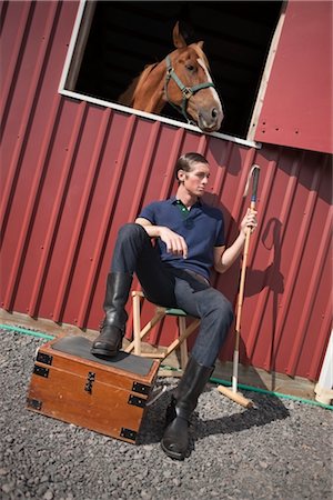 stabil - Jeune homme avec des engins de Polo de cheval dans l'écurie, Brush Prairie, Washington, USA Photographie de stock - Rights-Managed, Code: 700-03407760