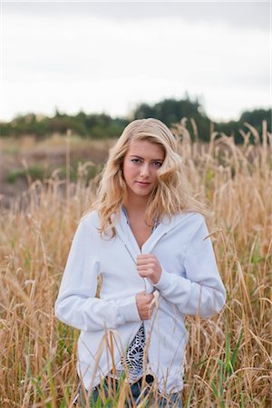 Portrait de l'adolescent dans les herbes hautes près de Brush Prairie, Washington, USA Photographie de stock - Rights-Managed, Code: 700-03407793