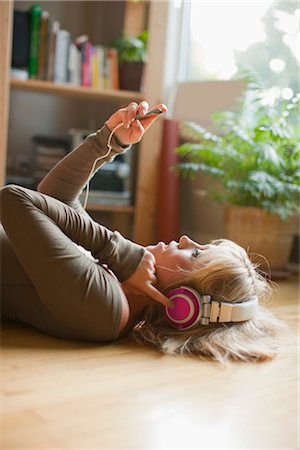 Woman Listening to MP3 Player Foto de stock - Direito Controlado, Número: 700-03407897