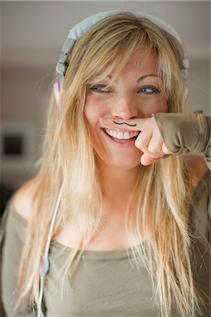 schnauzbart - Frau hält Finger unter die Nase mit Schnurrbart gezeichnet auf Finger Stockbilder - Lizenzpflichtiges, Bildnummer: 700-03407893