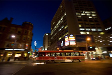 simsearch:841-03676995,k - Streetcar on City Street at Night, Tornoto, Ontario, Canada Foto de stock - Con derechos protegidos, Código: 700-03407936