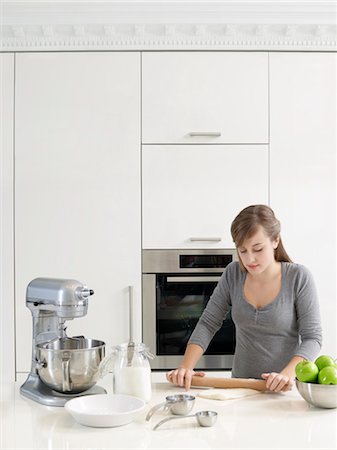 robot - Jeune femme de cuisson Photographie de stock - Rights-Managed, Code: 700-03407946