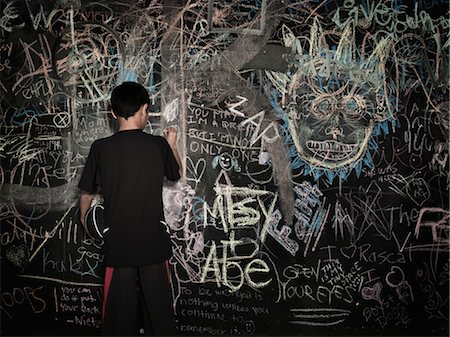 Boy Writing on Chalkboard Foto de stock - Con derechos protegidos, Código: 700-03408095