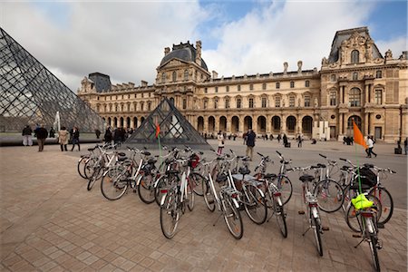 Bicycles at the Louvre, Paris, France Foto de stock - Con derechos protegidos, Código: 700-03403771