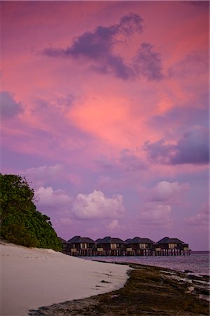 Wharf und Strandhütten bei Sonnenuntergang, das Strandhaus an Manafaru, Malediven Stockbilder - Lizenzpflichtiges, Bildnummer: 700-03403857