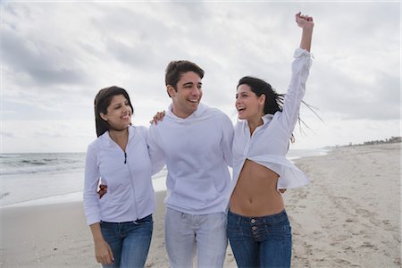 Groupe de personnes marchant sur la plage Photographie de stock - Rights-Managed, Code: 700-03435347