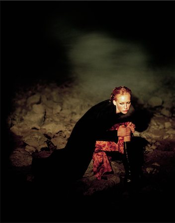 sinistre (lugubre) - Portrait d'une femme à l'extérieur pendant la nuit Photographie de stock - Rights-Managed, Code: 700-03438977