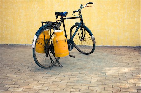 Milk Delivery Bicycle, Pimpri Chinchwad, Pune, Maharashtra, India Fotografie stock - Rights-Managed, Codice: 700-03439338