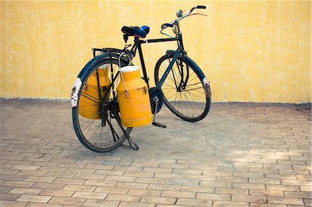 pitcher of milk - Milk Delivery Bicycle, Pimpri Chinchwad, Pune, Maharashtra, India Stock Photo - Rights-Managed, Code: 700-03439338