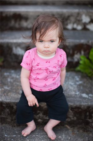 Petite fille avec une Attitude assise sur les marches de la véranda Photographie de stock - Rights-Managed, Code: 700-03439468