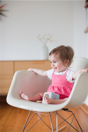 Petite fille assise dans un fauteuil à bascule Photographie de stock - Rights-Managed, Code: 700-03439474