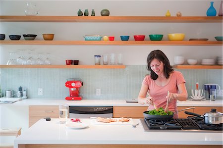 people household appliances - Woman Cooking Dinner Foto de stock - Con derechos protegidos, Código: 700-03439484