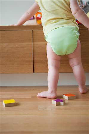 sólo bebés - Baby Girl Playing With Toys Foto de stock - Con derechos protegidos, Código: 700-03439492