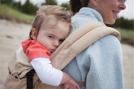 simsearch:700-03439490,k - Mère et fille marchant sur la plage, près de Seaside, Oregon, Etats-Unis Photographie de stock - Rights-Managed, Code: 700-03439500