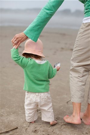 Mother and Baby Daughter Walking in Beach, Near Seaside, Oregon, USA Foto de stock - Con derechos protegidos, Código: 700-03439512