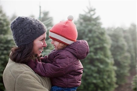 Porträt der Mutter Holding Baby Tochter im Tree Farm, Estacada, in der Nähe von Portland, Oregon, USA Stockbilder - Lizenzpflichtiges, Bildnummer: 700-03439528