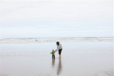 stepping (taking a step) - Mother and Baby Daughter Walking on Beach, Near Newport, Oregon, USA Foto de stock - Con derechos protegidos, Código: 700-03439520