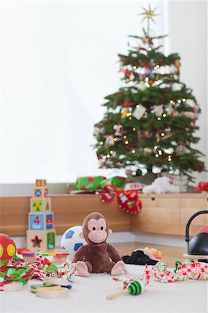 Jouets désencapsulés à côté du sapin de Noël Photographie de stock - Rights-Managed, Code: 700-03439533