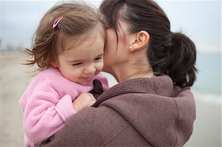 Gros plan de mère Holding jeune fille dans les bras, Long Beach, Californie, USA Photographie de stock - Rights-Managed, Code: 700-03439541