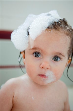 sólo bebés - Close-up Portrait of Baby Girl getting a Bath Foto de stock - Con derechos protegidos, Código: 700-03439560