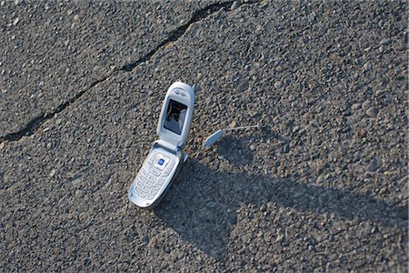 Téléphone portable sur le terrain Photographie de stock - Rights-Managed, Code: 700-03439604