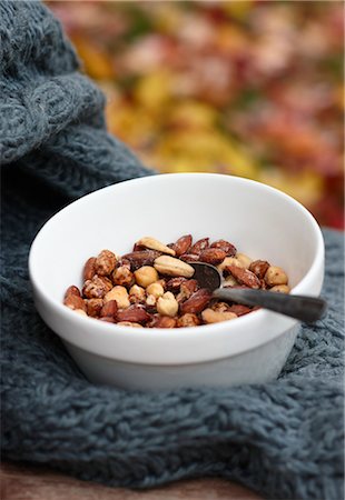 Bowl of Mixed Nuts Foto de stock - Con derechos protegidos, Código: 700-03439614