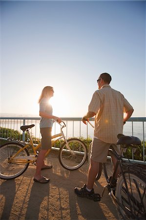 Homme et femme équitation Motos Cruiser par l'océan Pacifique à Santa Cruz, Californie, USA Photographie de stock - Rights-Managed, Code: 700-03439939