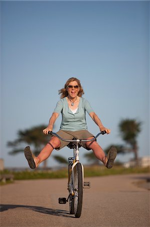 Woman Riding a Cruiser Bike, Santa Cruz, California, USA Foto de stock - Con derechos protegidos, Código: 700-03439949