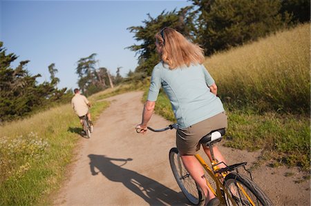 Homme et femme équitation Cruiser Bikes, Santa Cruz, Californie, USA Photographie de stock - Rights-Managed, Code: 700-03439951