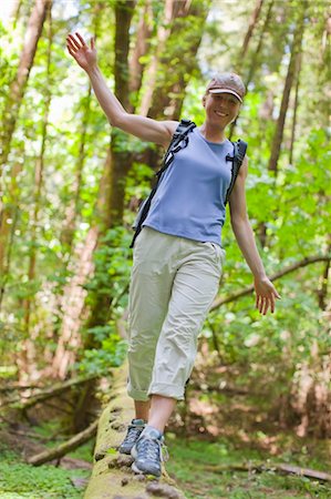 Frau Wandern durch einen Wald von Old Growth Redwoods, in der Nähe von Santa Cruz, Kalifornien, USA Stockbilder - Lizenzpflichtiges, Bildnummer: 700-03439966